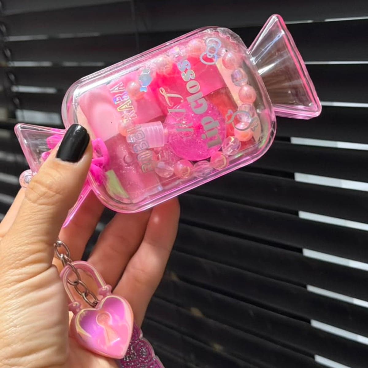Kit Batom, Lip Tint, Gloss e Lip Balm (com pulseira, chaveiros e mini piranhinha)